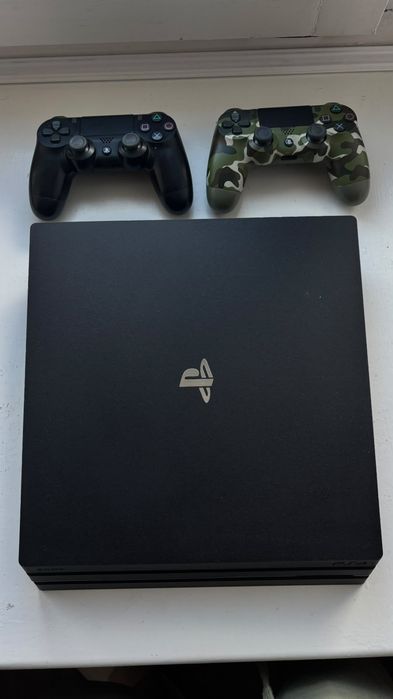 PlayStation 4 Pro 1TB (CUH-7108B) + 2 геймпада + Два кабеля + 3 игры