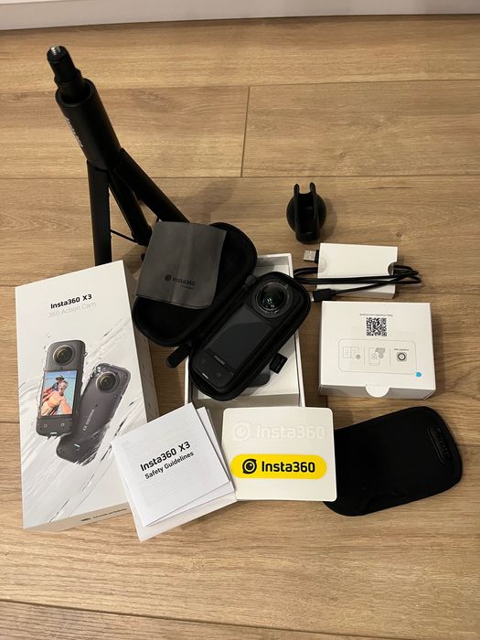 Екшън камера Insta360 x3, като нова с много аксесоари включени към цената!