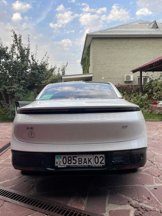 автомобиль zeekr 007