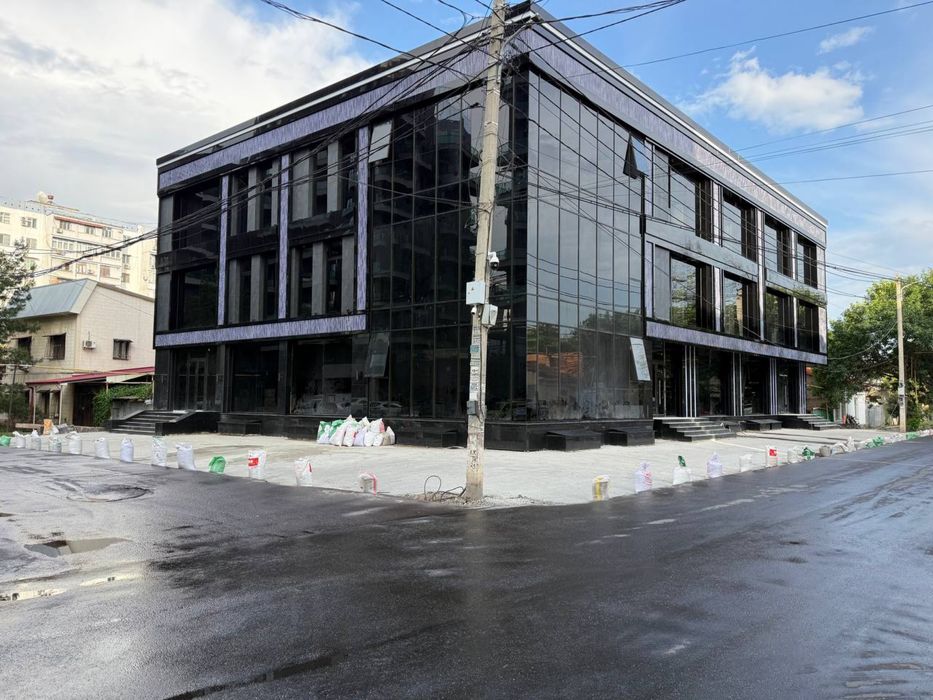 СДАЁТСЯ 2650м2 нежилое здание.