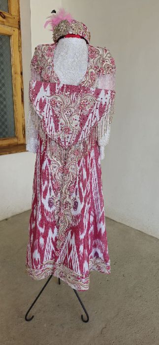 Komplekt kelinchaklar uchun qalpoq dastrulmolcha oq kòylak va adras