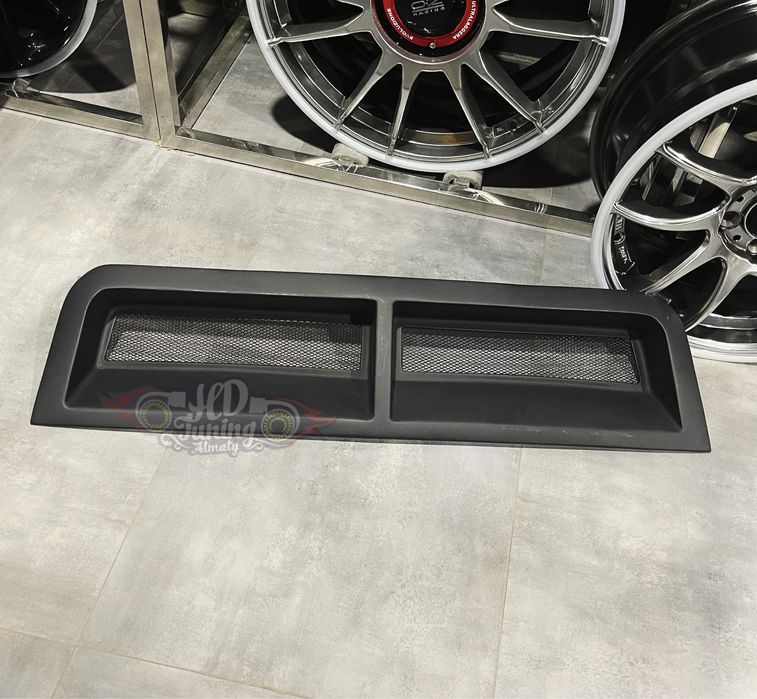 Универсальная вставка в капот