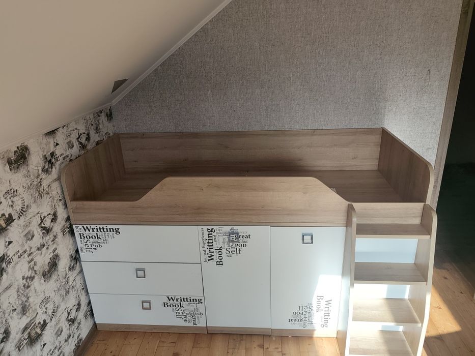 Детская кровать и стенка