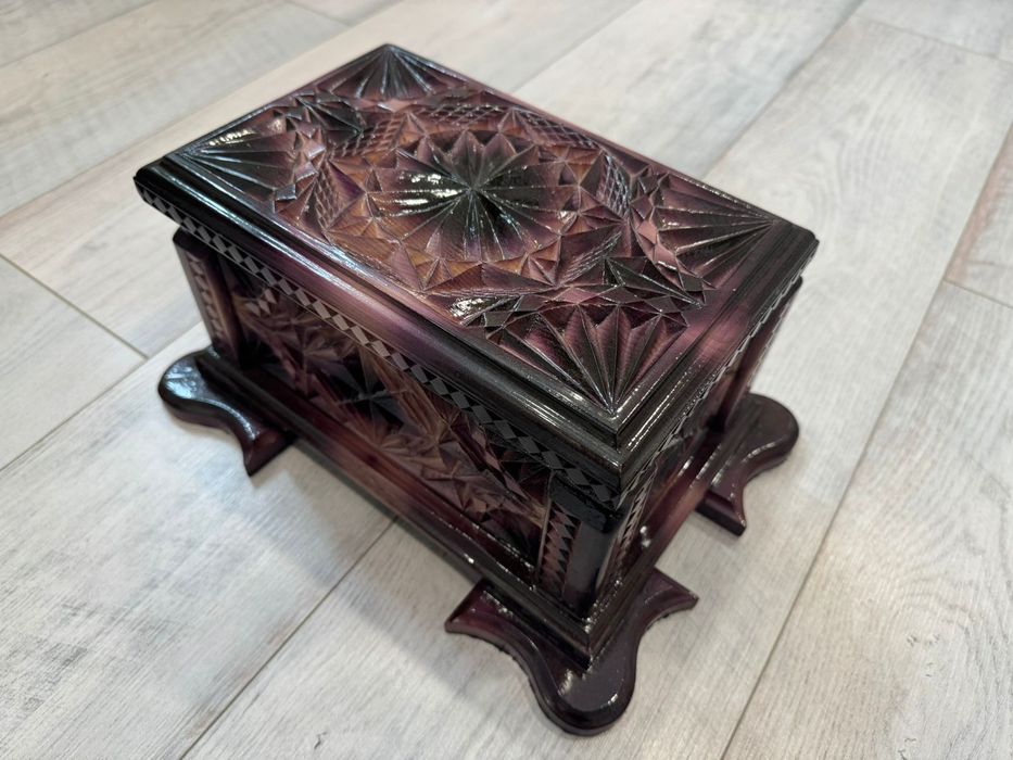Шкатулка резная ручной работы