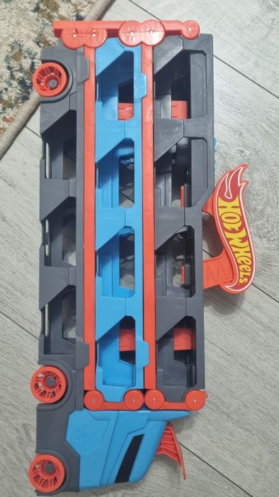 Camion si pista de masinute Hot Wheels