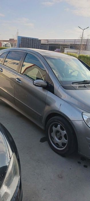 Vând Mercedes B180