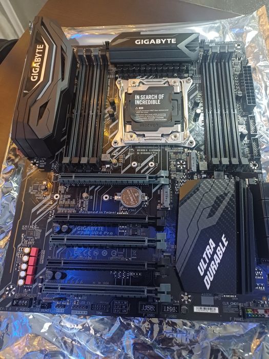 Gigabyte X299 UD4 Pro Socket: LGA 2066 (suportă Intel Core i7 / i9
