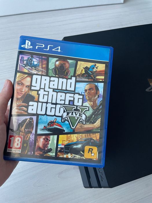 PlayStation Pro 4 + едн джойстик и подарък игра Grand Theft Auto 5