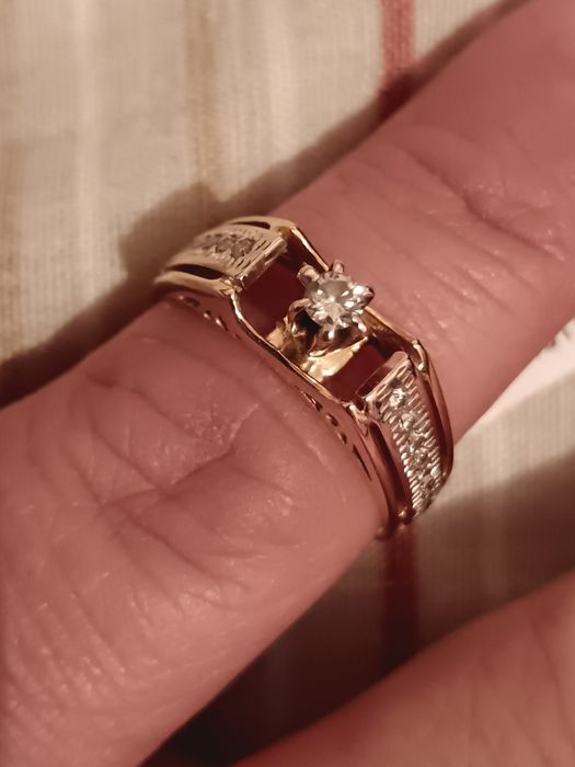 Кольцо с бриллиантом