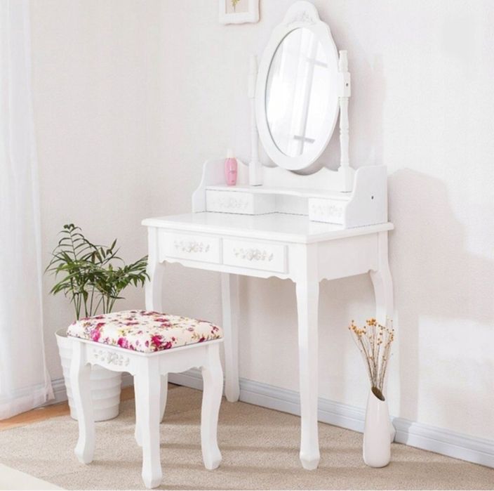 Продавам бяла тоалетка с огледало