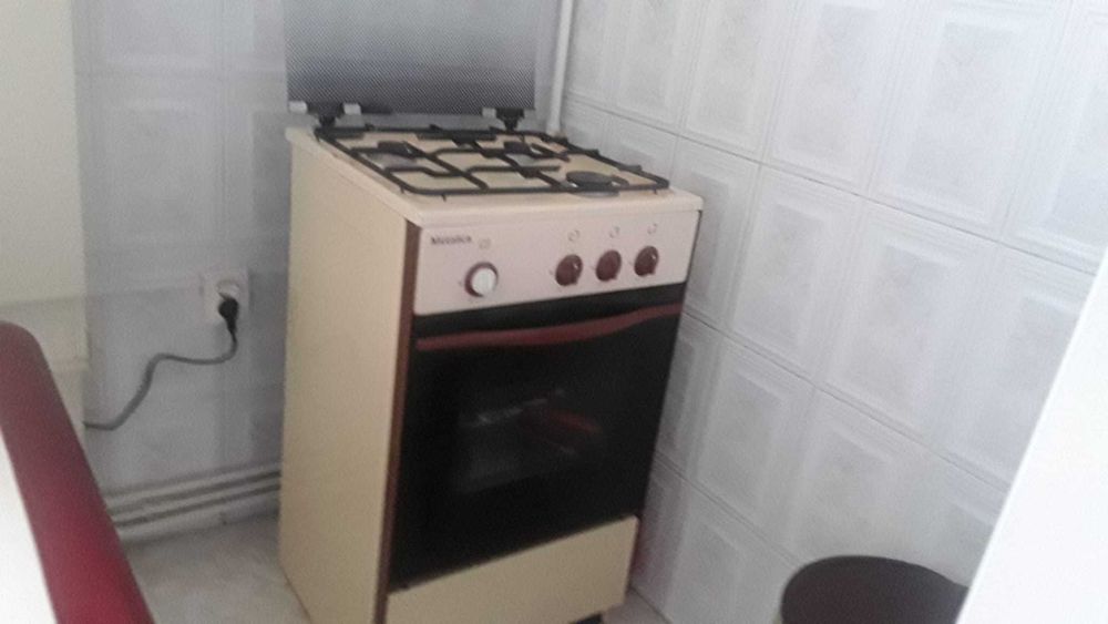 Vând aragaz culoare crem, covor și două carpete culoare bej