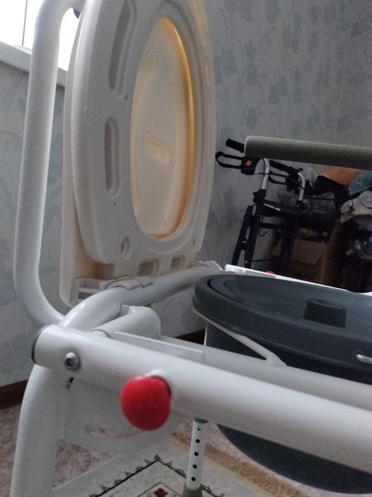 Продам кресло туалет