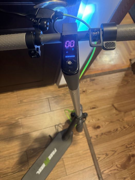 Vând trotinetă electrică FreeWheel Cruise 100 pentru copii cu vârsta de peste 9 ani