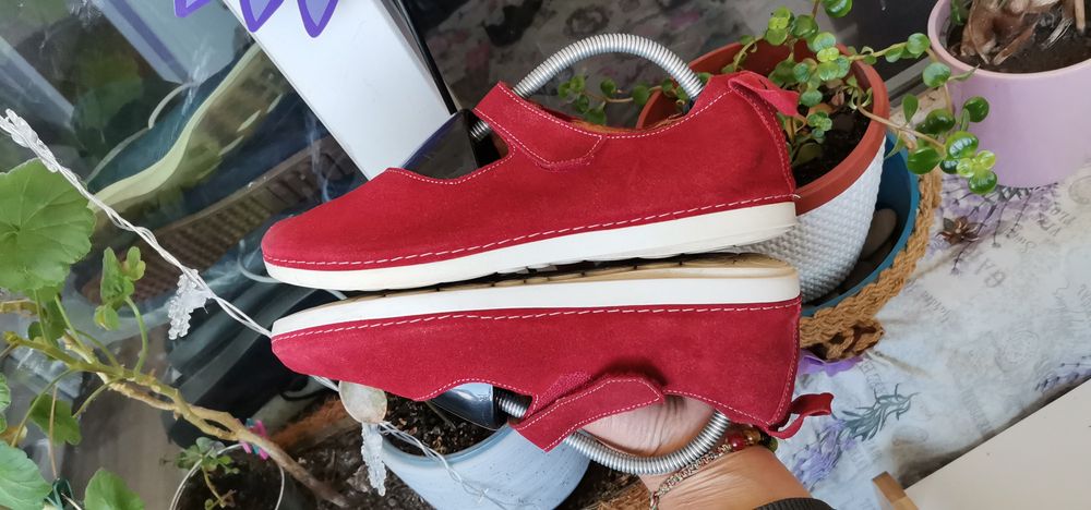 Червени обувки Think! 37.5н.Естествена велур