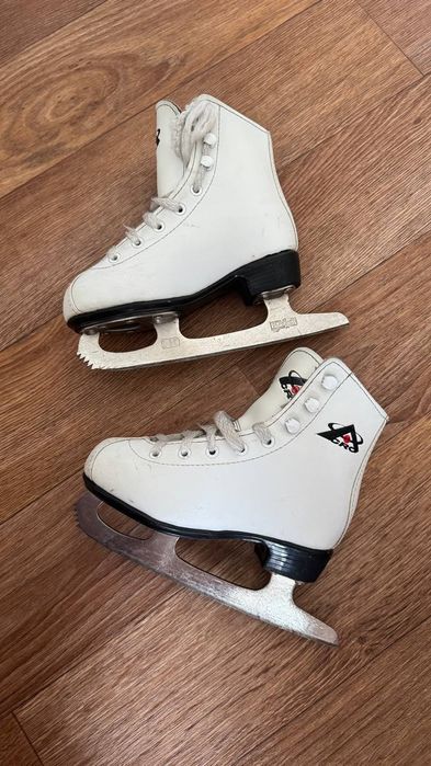 Продам детские фигурные коньки размер 29