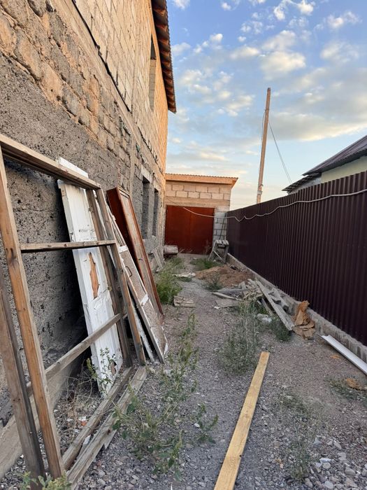 Дом двухэтажный.