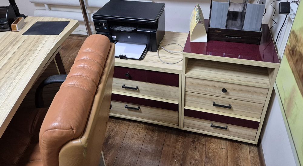 Сейф и офисная мебель