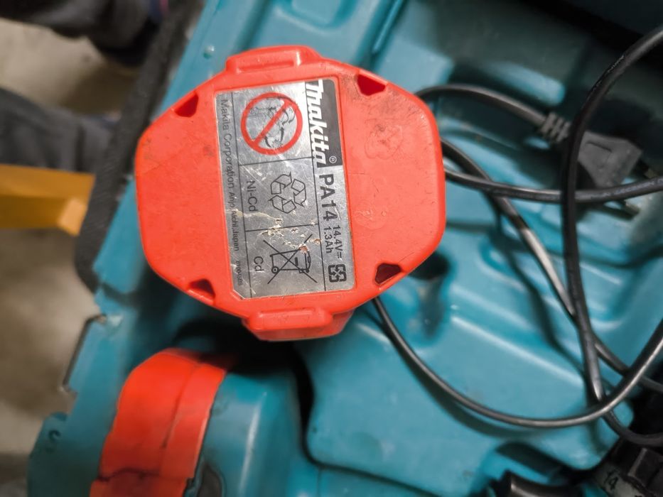 Vând autofiletanta Makita (cutie+încărcător+2 baterii)