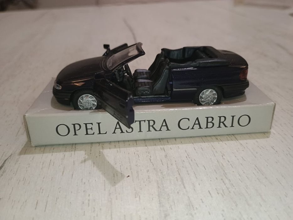 Vând diferite machete Opel la scara 1:43