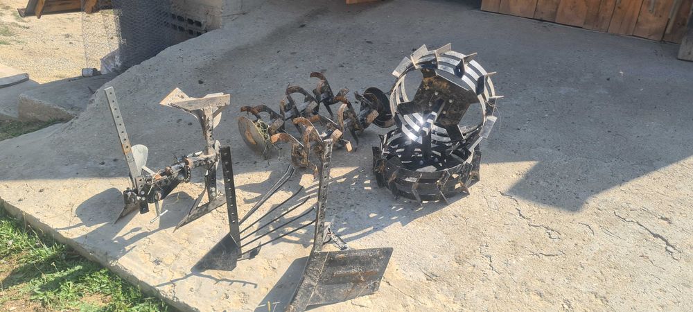 Vând motocultor 11cp  4x4 pe motorina pornire electrica și demarou cu remorca și accesorii