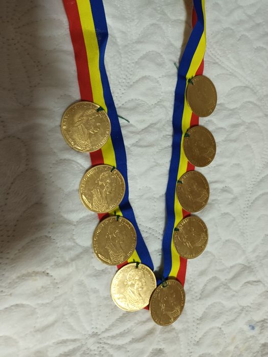 Vând salba la,400 de lei  cu 10 monede