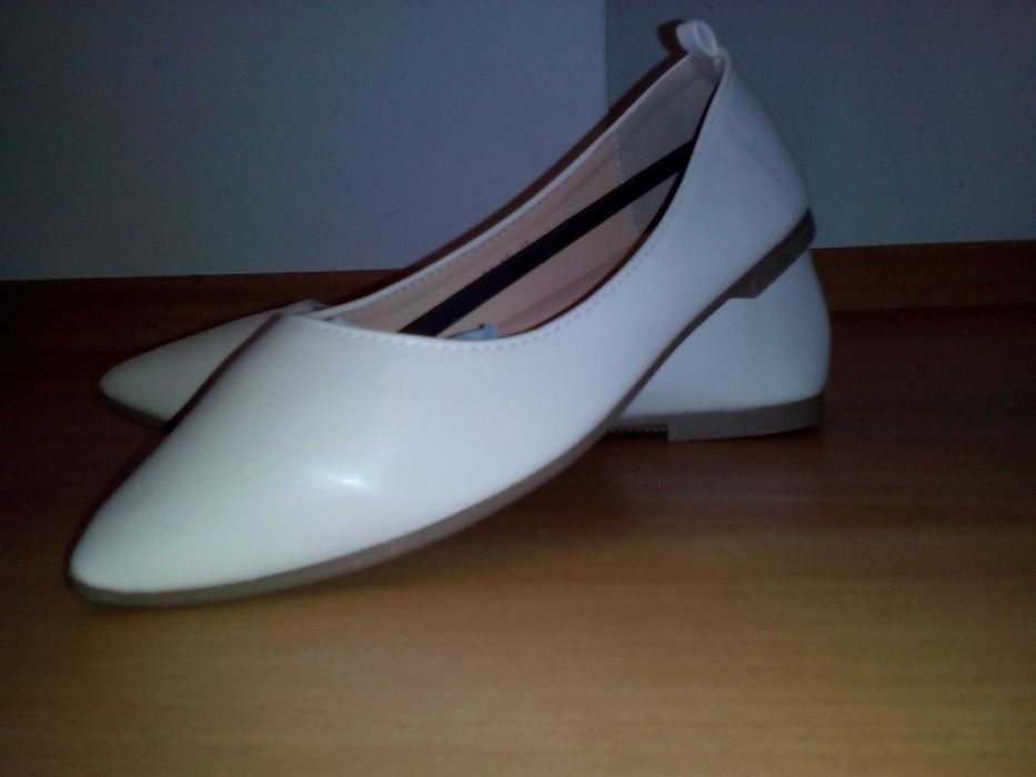 Удобни и леки светло бежови обувки от еко кожа DIAMANTIQUE, 37