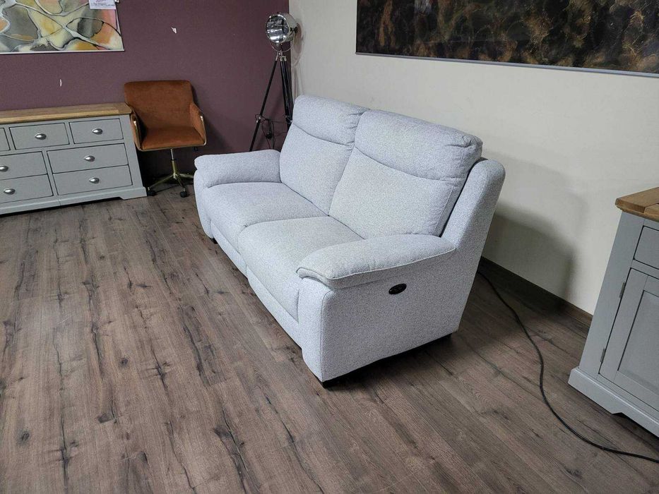 Светло сив диван от плат тройка с електрически релаксиращ механизъм