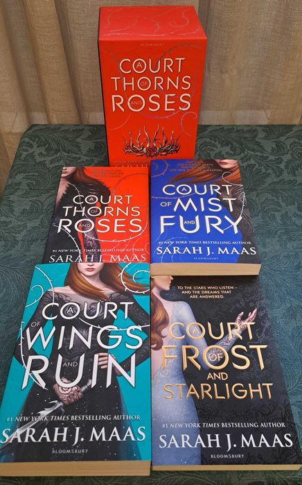 A Court of Thorns and Roses box set + Frost and Starlight, rare