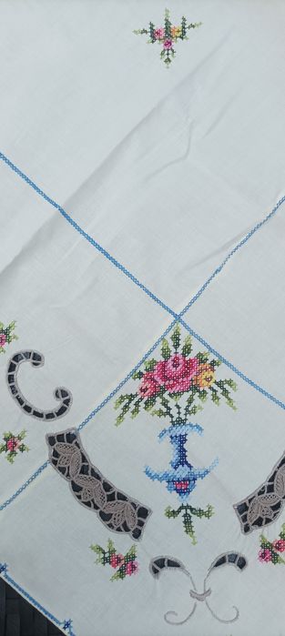 Ръчно бродирана покривка за маса