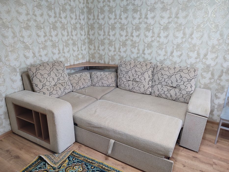 Диван угловой, в бежевом цвете