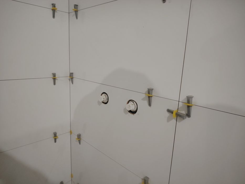 Плиточник, кафельшик.