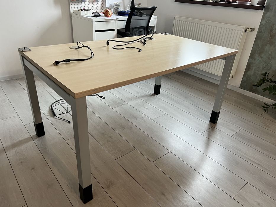 Birou office 140x80 cm cu parvan metalic si suport cabluri