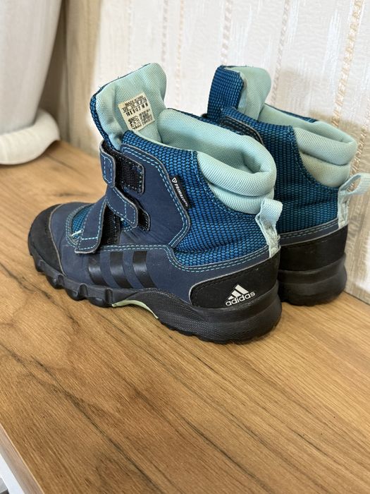 ботинки adidas.