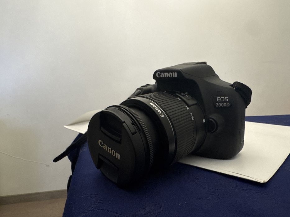 Фотоапарат EOS 2000D + чанта подарък