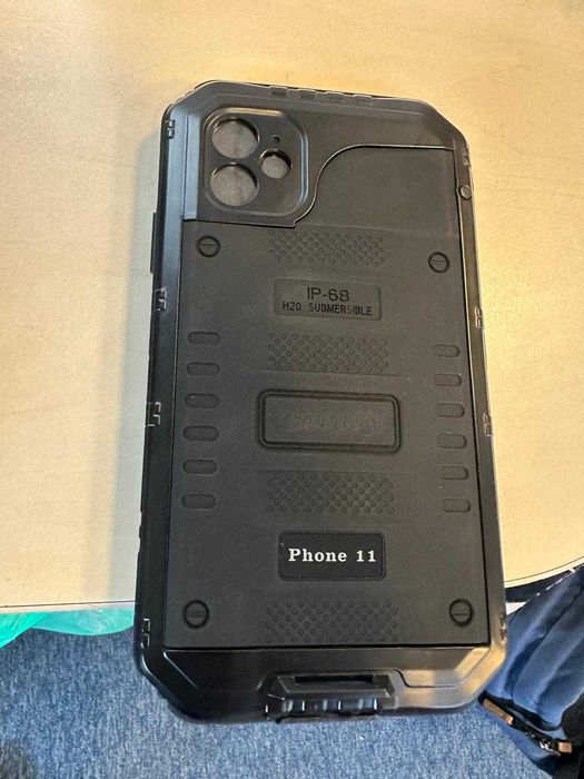 Husa Beeasy compatibila cu iPhone 11 neagra, usor zgariata