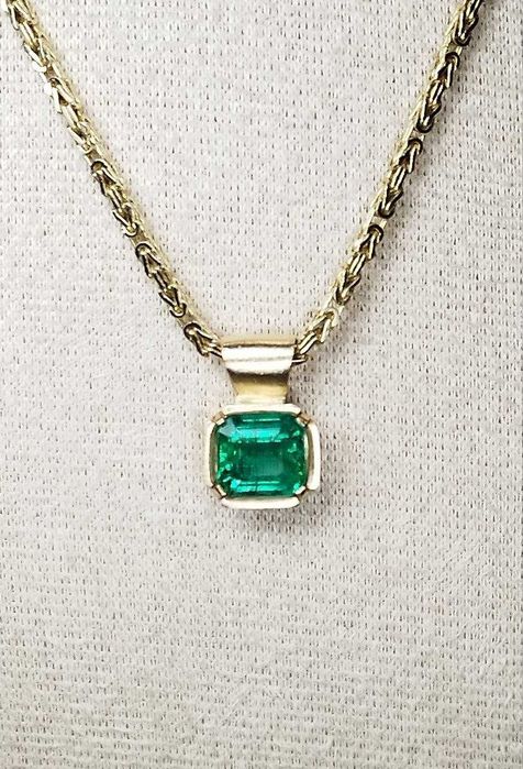 Елегантен златен медальон с естествен изумруд 2.54кт – 14K злато! Сертификат!