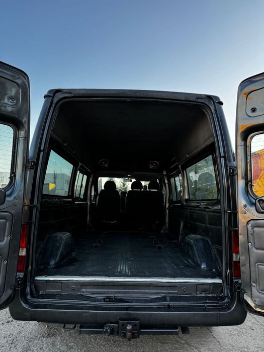 Vand Ford Transit 2,4 diesel cu 9 locuri