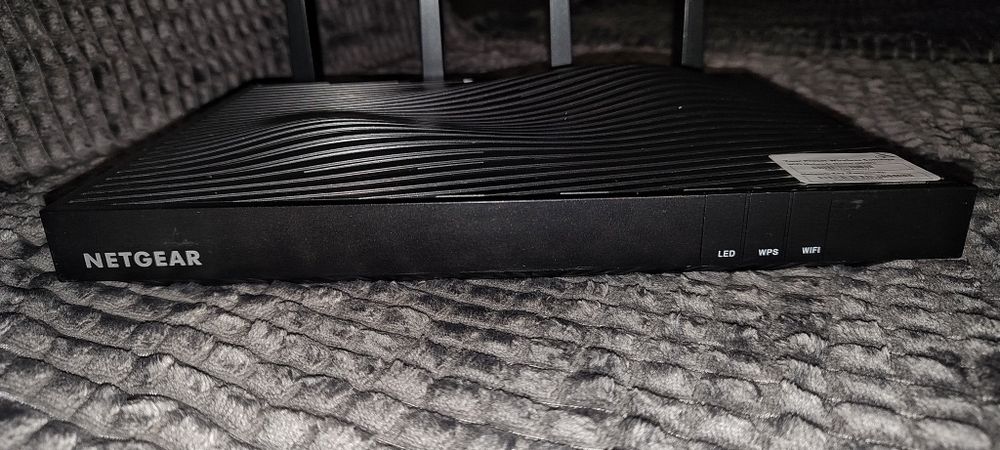 Netgear Nighthawk X8 (R8500) AC5300 рутер
116€

Рутера е в перфектно т