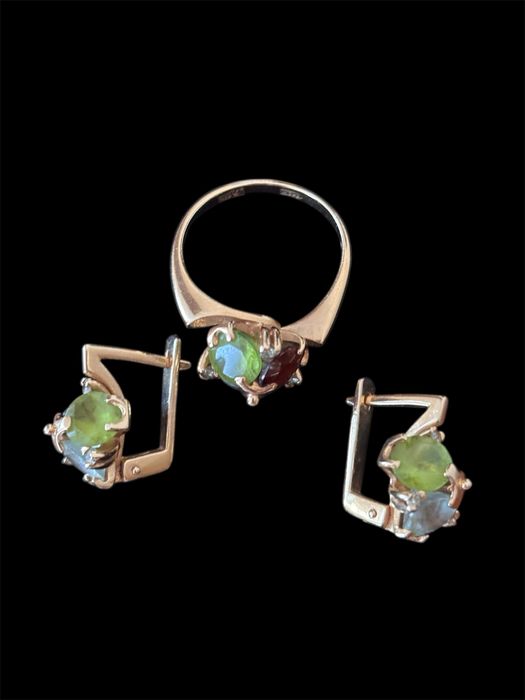 Ювелирный комплект из золота с бриллиантами и натуральными камнями