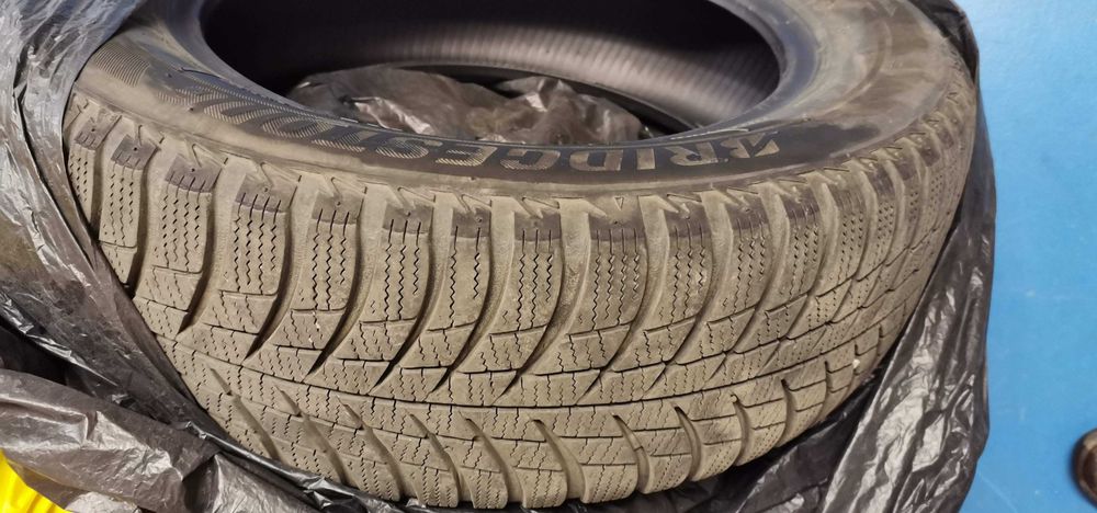 ОТЛИЧНИ Зимни гуми  BRIDGESTONE 185/65/R15 - 2 БРОЯ/ без забележки