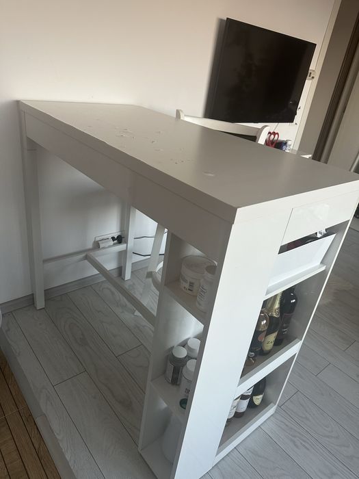 Vand masa bar plus un scaun in stare buna