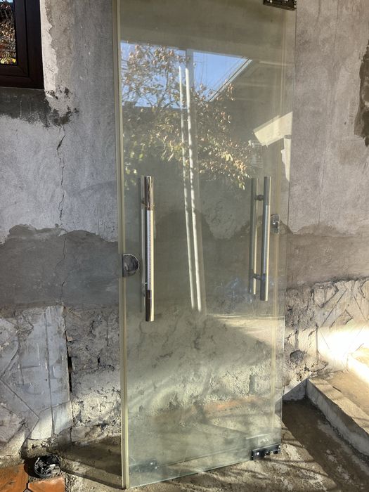 Продаются окна и дверь для вашего офиса