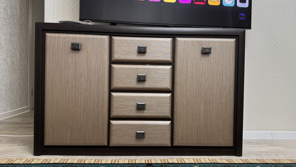 Продам комод с зеркалом