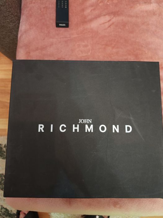 Vând ghete John Richmond