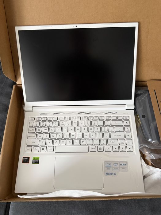 Acer Nitro V14 White Ryzen 7 8845HS RTX4050 6G 16/512 DDR5 2 zile powr