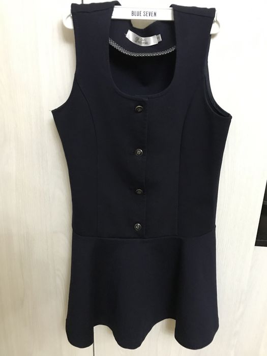 Қыз балаға мектеп формалары сатылады