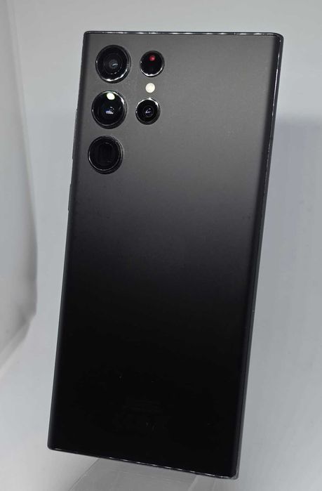 Продавам Samsung Galaxy S22 Ultra 12GB / 512GB с 21 Калъфа подарък