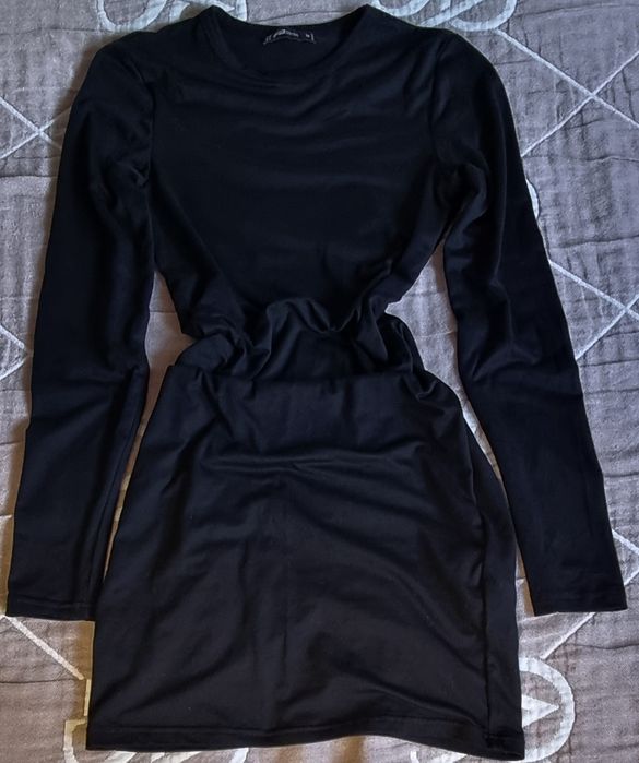 Rochie neagră mulată.