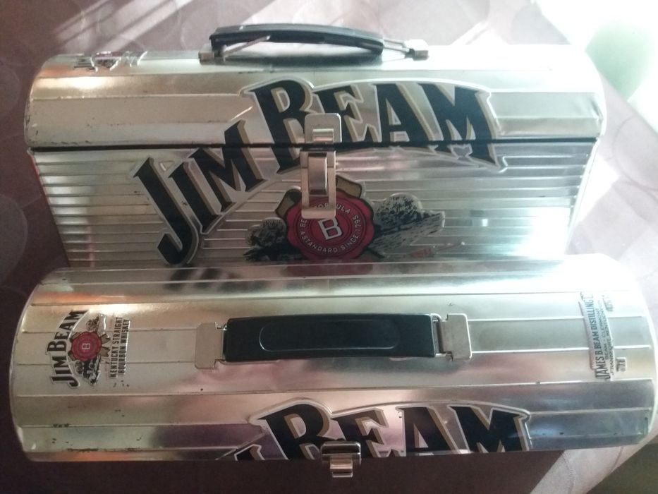 Метални кутии от уиски за декорация