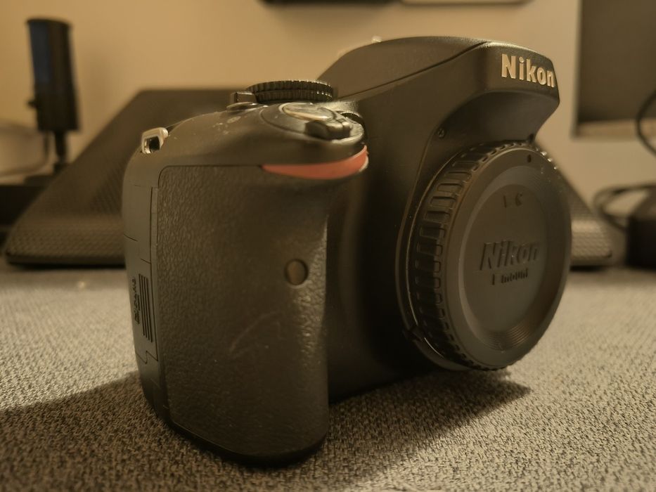 Nikon D5100 + obiectiv 18–55mm VR